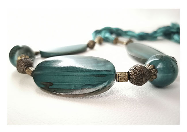 Collier Résine effet Bois Ovale Couleur Vert Aqua